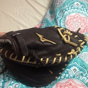 I am selling a base ball catchers mitt it’s thick